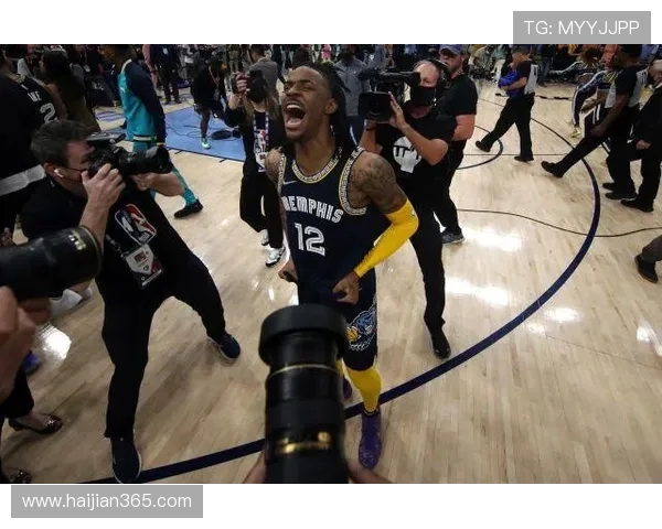 火箭队与雷霆队激战正酣12月26日精彩对决引发球迷热议